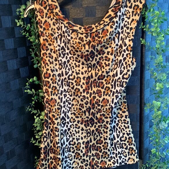 Essentials by Milano Size Medium sleeveless cheetah top with raw edge hems - Picture 2 of 9